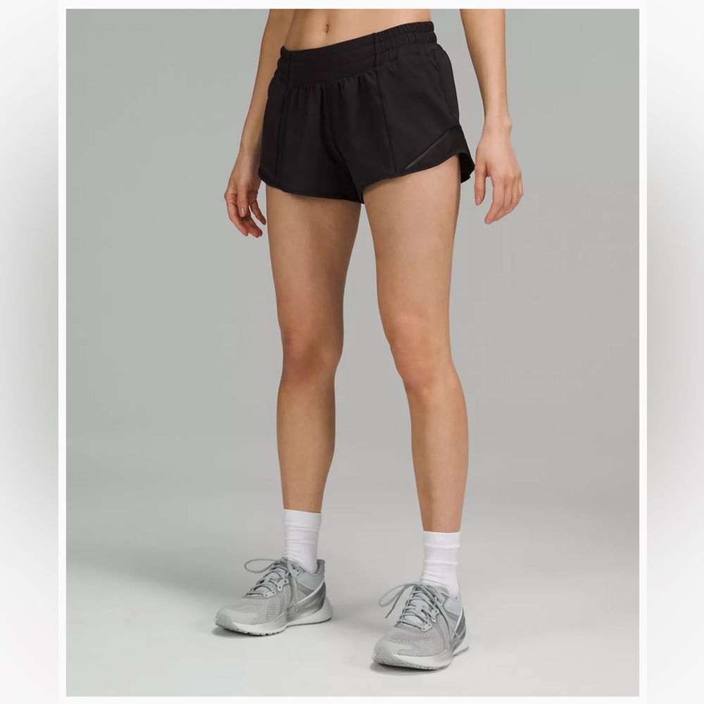 Lululemon Hotty Hot Low Rise 2.5 inch shorts Size 6
